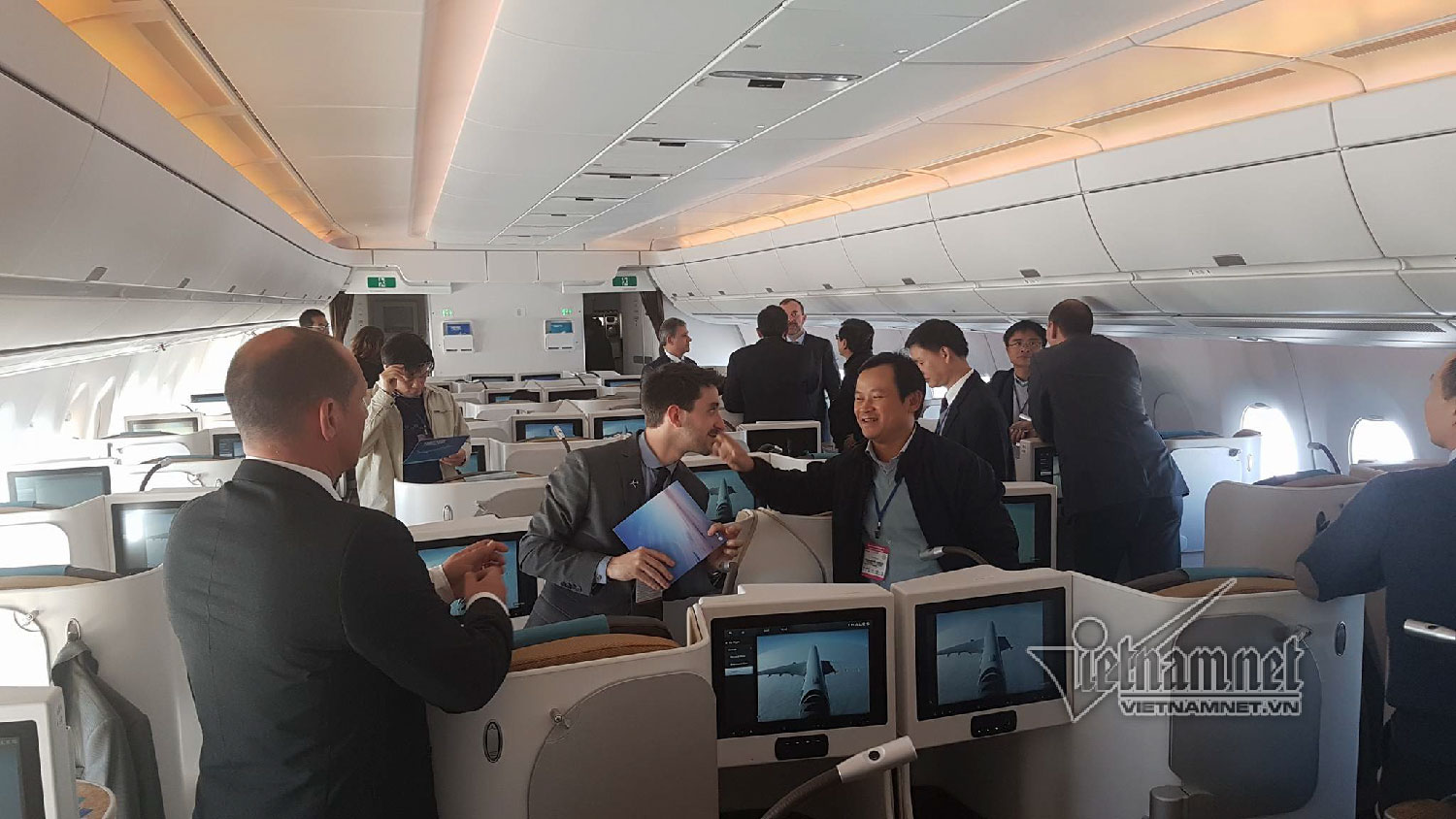 Siêu máy bay Airbus 350 trình diễn tại Nội Bài